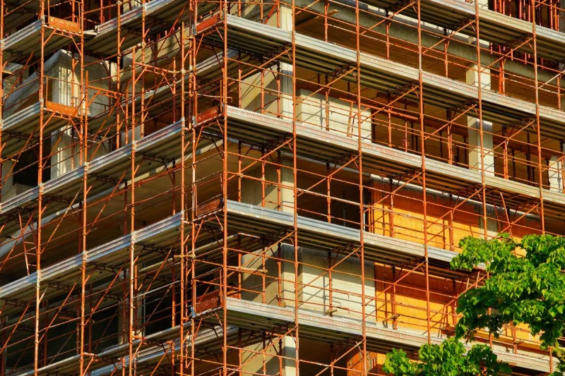 Gebaeude-Anbau unter Konstruktion mit Geruest